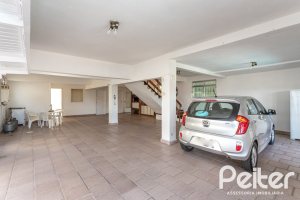 Casa à venda com 393m², 4 dormitórios, 2 suítes, 6 vagas, no bairro Vila Assunção em Porto Alegre