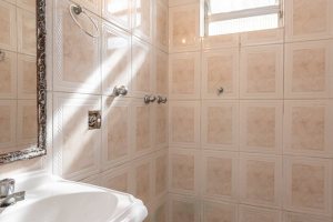 Casa à venda com 393m², 4 dormitórios, 2 suítes, 6 vagas, no bairro Vila Assunção em Porto Alegre