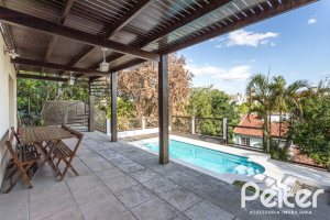 Casa à venda com 393m², 4 dormitórios, 2 suítes, 6 vagas, no bairro Vila Assunção em Porto Alegre