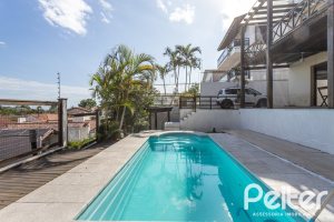 Casa à venda com 393m², 4 dormitórios, 2 suítes, 6 vagas, no bairro Vila Assunção em Porto Alegre