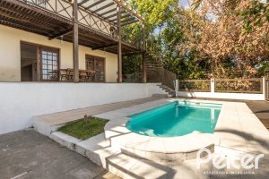 Casa à venda com 393m², 4 dormitórios, 2 suítes, 6 vagas, no bairro Vila Assunção em Porto Alegre