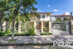 Casa à venda com 393m², 4 dormitórios, 2 suítes, 6 vagas, no bairro Vila Assunção em Porto Alegre