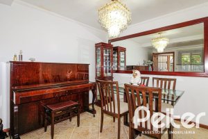 Casa à venda com 173m², 3 dormitórios, 3 suítes, 2 vagas, no bairro Vila Assunção em Porto Alegre