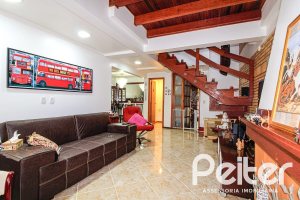 Casa à venda com 173m², 3 dormitórios, 3 suítes, 2 vagas, no bairro Vila Assunção em Porto Alegre