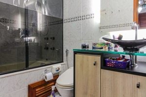 Casa à venda com 173m², 3 dormitórios, 3 suítes, 2 vagas, no bairro Vila Assunção em Porto Alegre