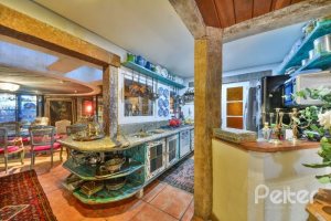 Casa à venda com 418m², 3 dormitórios, 1 suíte, 2 vagas, no bairro Jardim Isabel em Porto Alegre