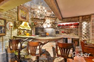 Casa à venda com 418m², 3 dormitórios, 1 suíte, 2 vagas, no bairro Jardim Isabel em Porto Alegre