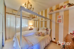 Casa à venda com 418m², 3 dormitórios, 1 suíte, 2 vagas, no bairro Jardim Isabel em Porto Alegre