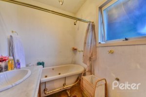 Casa à venda com 418m², 3 dormitórios, 1 suíte, 2 vagas, no bairro Jardim Isabel em Porto Alegre