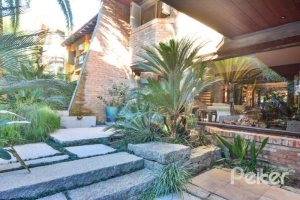 Casa à venda com 418m², 3 dormitórios, 1 suíte, 2 vagas, no bairro Jardim Isabel em Porto Alegre