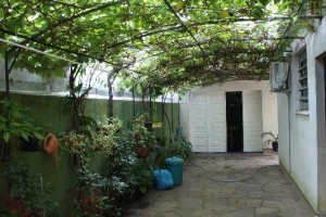 Casa à venda com 248m², 3 dormitórios, 1 suíte, 4 vagas, no bairro Tristeza em Porto Alegre