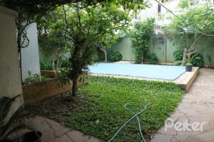 Casa à venda com 248m², 3 dormitórios, 1 suíte, 4 vagas, no bairro Tristeza em Porto Alegre