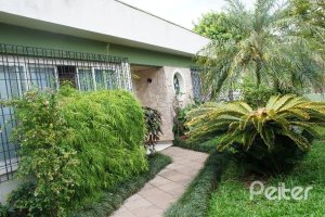 Casa à venda com 248m², 3 dormitórios, 1 suíte, 4 vagas, no bairro Tristeza em Porto Alegre