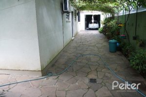 Casa à venda com 248m², 3 dormitórios, 1 suíte, 4 vagas, no bairro Tristeza em Porto Alegre