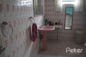 Casa à venda com 248m², 3 dormitórios, 1 suíte, 4 vagas, no bairro Tristeza em Porto Alegre