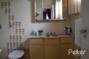 Casa à venda com 248m², 3 dormitórios, 1 suíte, 4 vagas, no bairro Tristeza em Porto Alegre