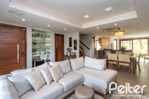 Casa à venda com 211m², 3 dormitórios, 1 suíte, 2 vagas, no bairro Vila Assunção em Porto Alegre