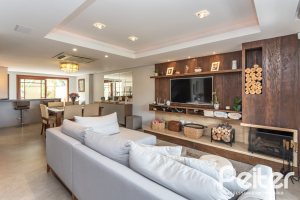 Casa à venda com 211m², 3 dormitórios, 1 suíte, 2 vagas, no bairro Vila Assunção em Porto Alegre