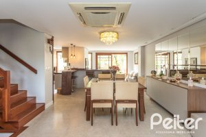 Casa à venda com 211m², 3 dormitórios, 1 suíte, 2 vagas, no bairro Vila Assunção em Porto Alegre