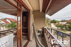 Casa à venda com 211m², 3 dormitórios, 1 suíte, 2 vagas, no bairro Vila Assunção em Porto Alegre