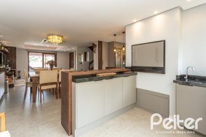 Casa à venda com 211m², 3 dormitórios, 1 suíte, 2 vagas, no bairro Vila Assunção em Porto Alegre