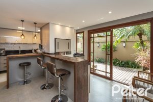 Casa à venda com 211m², 3 dormitórios, 1 suíte, 2 vagas, no bairro Vila Assunção em Porto Alegre