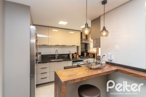 Casa à venda com 211m², 3 dormitórios, 1 suíte, 2 vagas, no bairro Vila Assunção em Porto Alegre