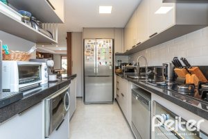 Casa à venda com 211m², 3 dormitórios, 1 suíte, 2 vagas, no bairro Vila Assunção em Porto Alegre