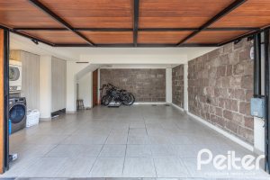 Casa à venda com 211m², 3 dormitórios, 1 suíte, 2 vagas, no bairro Vila Assunção em Porto Alegre