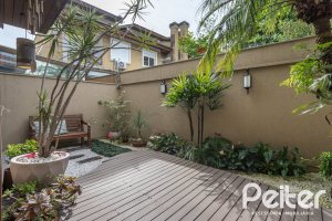 Casa à venda com 211m², 3 dormitórios, 1 suíte, 2 vagas, no bairro Vila Assunção em Porto Alegre