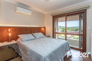 Casa à venda com 211m², 3 dormitórios, 1 suíte, 2 vagas, no bairro Vila Assunção em Porto Alegre