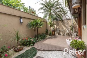 Casa à venda com 211m², 3 dormitórios, 1 suíte, 2 vagas, no bairro Vila Assunção em Porto Alegre