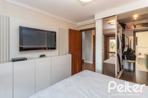 Casa à venda com 211m², 3 dormitórios, 1 suíte, 2 vagas, no bairro Vila Assunção em Porto Alegre