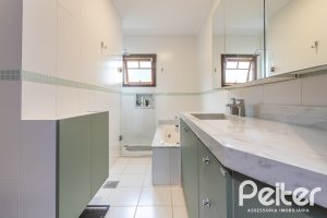 Casa à venda com 211m², 3 dormitórios, 1 suíte, 2 vagas, no bairro Vila Assunção em Porto Alegre