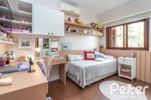 Casa à venda com 211m², 3 dormitórios, 1 suíte, 2 vagas, no bairro Vila Assunção em Porto Alegre