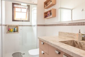 Casa à venda com 211m², 3 dormitórios, 1 suíte, 2 vagas, no bairro Vila Assunção em Porto Alegre