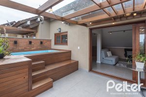 Casa à venda com 211m², 3 dormitórios, 1 suíte, 2 vagas, no bairro Vila Assunção em Porto Alegre