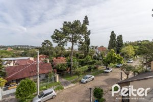 Casa à venda com 211m², 3 dormitórios, 1 suíte, 2 vagas, no bairro Vila Assunção em Porto Alegre