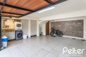 Casa à venda com 211m², 3 dormitórios, 1 suíte, 2 vagas, no bairro Vila Assunção em Porto Alegre