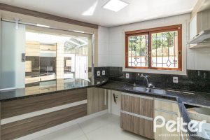 Casa em Condomínio à venda com 292m², 4 dormitórios, 2 suítes, 3 vagas, no bairro Vila Assunção em Porto Alegre