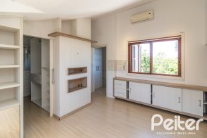 Casa em Condomínio à venda com 292m², 4 dormitórios, 2 suítes, 3 vagas, no bairro Vila Assunção em Porto Alegre