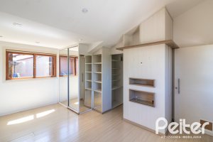 Casa em Condomínio à venda com 292m², 4 dormitórios, 2 suítes, 3 vagas, no bairro Vila Assunção em Porto Alegre