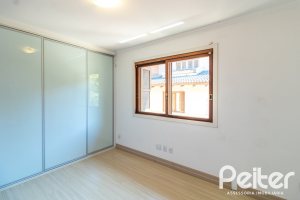 Casa em Condomínio à venda com 292m², 4 dormitórios, 2 suítes, 3 vagas, no bairro Vila Assunção em Porto Alegre