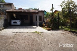 Casa à venda com 156m², 3 dormitórios, 1 suíte, 3 vagas, no bairro Vila Nova em Porto Alegre
