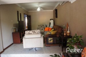 Casa à venda com 156m², 3 dormitórios, 1 suíte, 3 vagas, no bairro Vila Nova em Porto Alegre