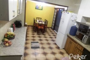 Casa à venda com 156m², 3 dormitórios, 1 suíte, 3 vagas, no bairro Vila Nova em Porto Alegre