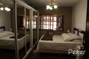 Casa à venda com 156m², 3 dormitórios, 1 suíte, 3 vagas, no bairro Vila Nova em Porto Alegre