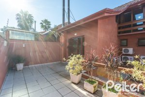 Casa em Condomínio à venda com 286m², 3 dormitórios, 1 suíte, 2 vagas, no bairro Cristal em PORTO ALEGRE