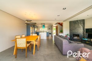 Casa à venda com 320m², 4 dormitórios, 2 suítes, 3 vagas, no bairro Jardim Isabel em Porto Alegre