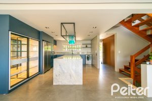 Casa à venda com 320m², 4 dormitórios, 2 suítes, 3 vagas, no bairro Jardim Isabel em Porto Alegre